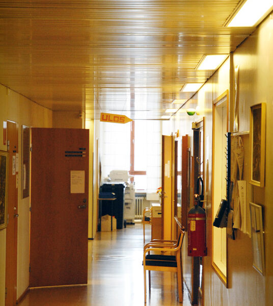 Perniön entisen kunnantalon käytävällä on parhaillaan rauhallista, mutta keinoja talon tehokkaaseen käyttöön mietitään.