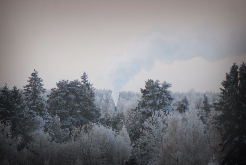 Kaukolämpölaitoksen piipusta tupruava vesihöyry kertoo paljon säätilasta. Ilmavirran suunnanmuutokset näkyvät heti.