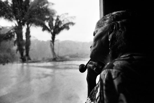 Dona Nazare polttaa piippuaan katsellen jo kolme päivää jatkunutta sadetta. Kuva Andrea Vannucchi.