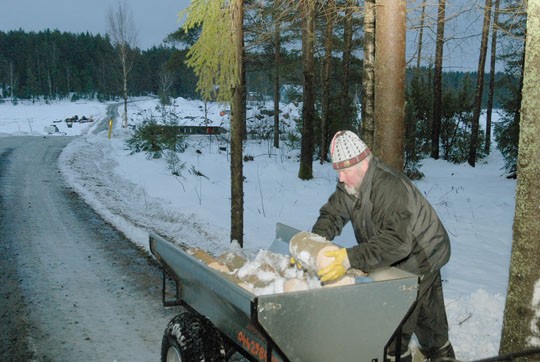 Eero Kunnari nosteli pöllit pois vesijohtolinjalta. Pellolla näkyy jo runkolinjan pää.