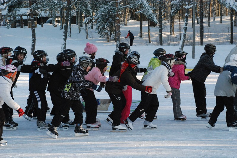 Letkajenkkaa luistimilla Kirkonkylän koulun malliin