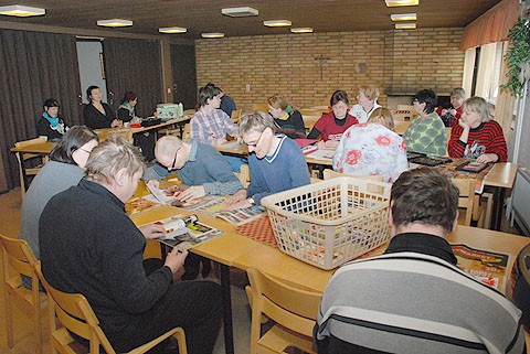 Toimintakeskuksen väelle löytyi alkuviikoksi paikka seurakuntatalon tiloista.