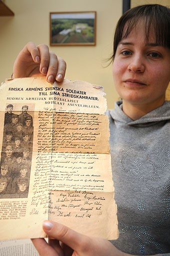 Carolina Holmqvist esittelee Bromarviin sodan aikana pudotettua lentolehtistä.