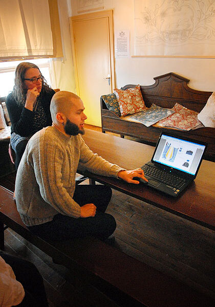 Sagalundin museon Li Näse ja projektipäällikkö John Björkman esittelivät museon uusia sivuja perjantaina.