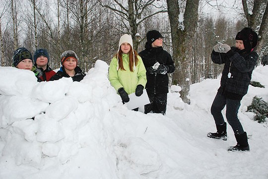 Johanna Palm kuvasi Julius Johanssonin, Onni Himbergin ja Leevi Järvisen lumilinnassa. Keskellä toimittajat Laura Kemilä ja Aatu Herranen.