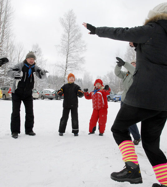 Junnilan perhe, Sami, Joonatan, Emelia ja Annastiina aloittivat partiopäivän Sanna-Maria Tammen leikkirastilla