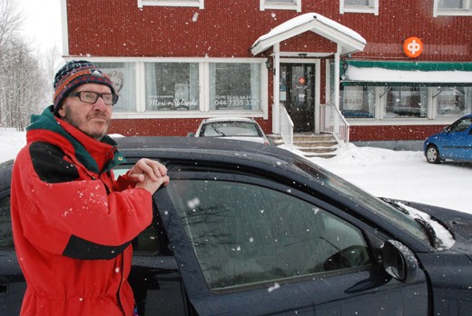 Teijolainen Kari Sinervo kertoo konttorin lopettamista pelätyn kylällä.