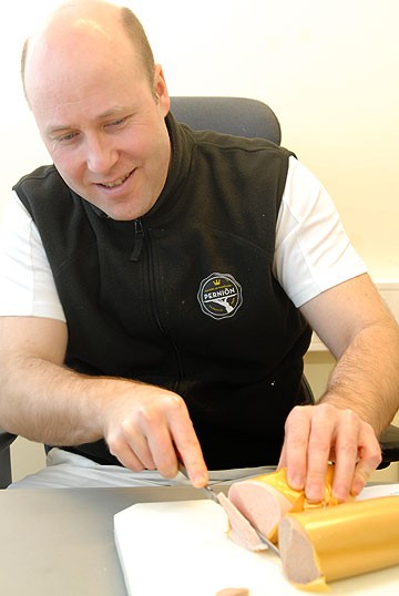 Rami Himanto veistää maistiaissiivun huhtikuussa markkinoille tulevasta lisäaineettomasta Pikku-lauantaista.