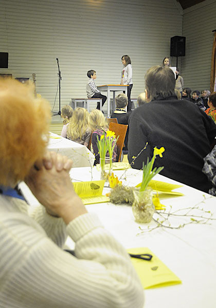 Ylikulman kulttuurikahvilassa makeat naurut saatiin Mussaaren koulun näytelmäryhmän sketseistä.