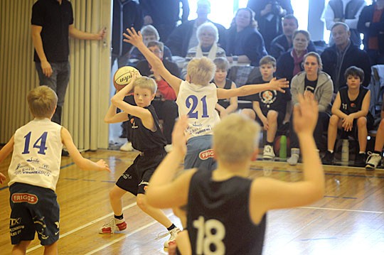 PeU:n ja Salpan minipoikien pelissä riitti vauhtia.