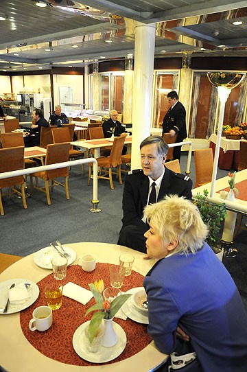 Kari ja Tiina Salmisen työpäivä alkaa aamiaisella miehistömessissä.