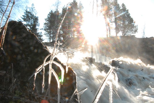 Pohjankoski virtaa voimalla keväällä. Kotaladon kyläkyselyyn vastanneista koskimaisemista tulee pitää huolta.