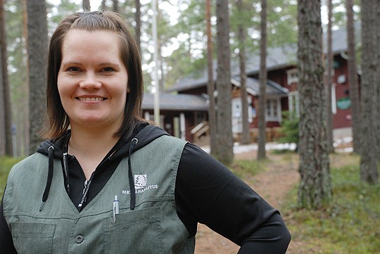 Päivi Honkakoski opastaa retkeilijöitä teijolla jo toisena kesänä.