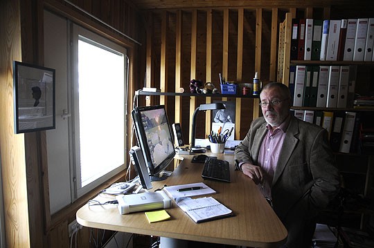 Pekka Järvisen kotitoimistosta aukeaa näköala Särkisalon maisemiin.