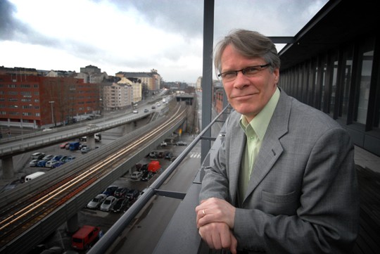 Jorma Kuuluvainen johtaa Maahanmuuttoviraston vastaanottoyksikköä, joka muun muassa pyrkii yhdenmukaistamaan taloudenpidon periaatteet eri vastaanottokeskuksissa.