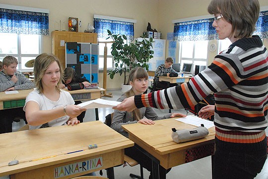 Sari Kanerva ojentaa ruotsinkokeen Hanna-Riina Rauniolle, Kaisa Vainio on omansa jo saanut.