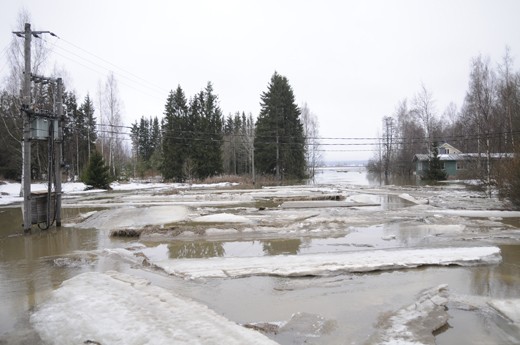 Joki tulvi ulos uomastaan aivan keskustan tuntumassa Kievarinkujalla.