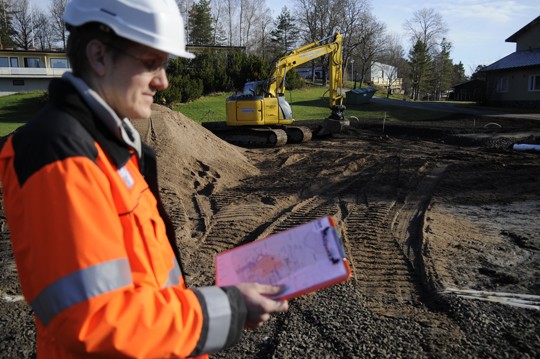 Viheraluesuunnittelija Matti Nikanderilla on suunnitelma hanskassa.