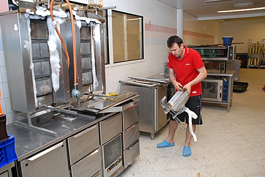 Rizah Veseli rakensi keskiviikkoaamuna väliaikaisia tiloja ravintolalle.