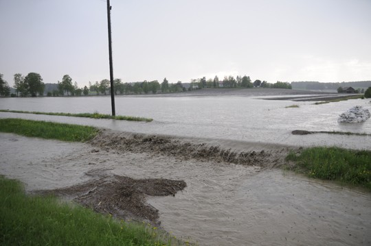 Pelloilta jokeakohti vyöryneet vesimassat söivät onkaloita penkkoihin ja katkoivat yksityisteitä.