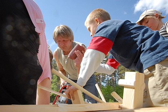 Tiistai-iltana Mussaarella oli kerhonvetovuorossa seurakunta. Nuoriso-ohjaaja Martti Rouhiaisen kanssa kännykkätelineitä nikkaroimassa Oskari Uusitalo ja Sara Muuri.