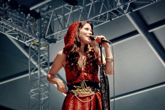 Jenni Vartiainen esiintyi Ruisrockin telttalavalla perjantaina.