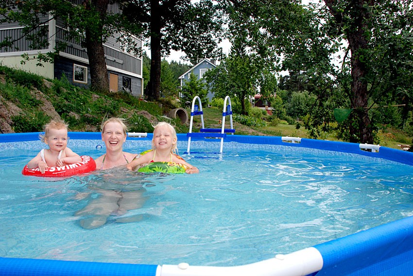 Triinu Heinonen hyppäsi uuteen uima-altaaseen yhdessä lastensa Taian ja Theresan kanssa.