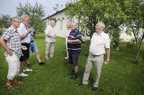 Taas omenapuiden kimpussa: Hakaniemessä lapsuutensa seikkailleet Kari Karnakoski, Reino Halenius, Hannu Saarinen, Pertti Saarinen, Matti Lundström, Lasse Sarlin ja Osmo Virtanen.