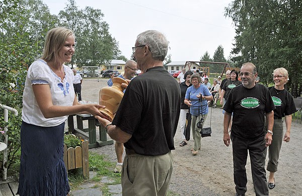 Häntälän kyläyhdistyksen Anne Heino luovutti palkinnon Teijon kyläyhdistyksen puheenjohtaja Jarkko Salmivaaralle lauantaina. Kuva Manu Kärki.
