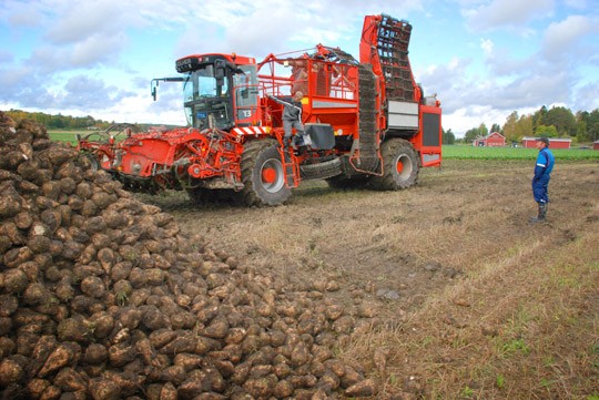 Juha Peltonen loikkaa ohjaamosta kahville. Erkki Salminen tuli tarkistamaan, miten työ sujuu.