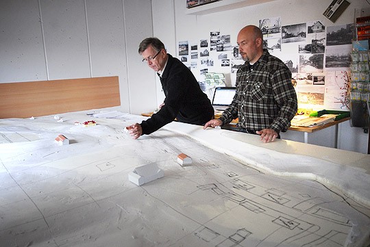 Antero Peijonen ja Marco Planting tekivät viimeisiä tarkennuksia pienoismallin talojen paikkoihin.