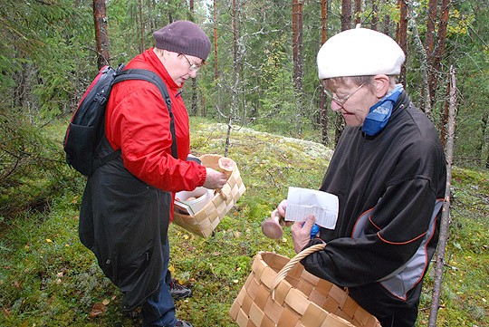 Pirkko Leikkonen ja Outi Laine pelasivat varman päälle näyttelysieniä hakiessaan: sienikirja oli visusti mukana.