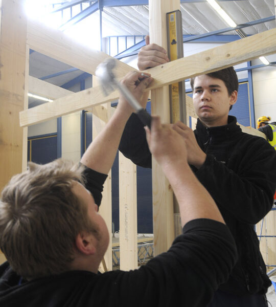 Juho Holli iskee vasaralla, Niko Flink pitää vastaan.