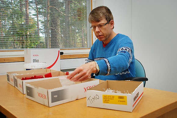 Timo Saastamoinen pussitti kuntoutuskodissa maanantaina rekisterivalosarjojen osia.