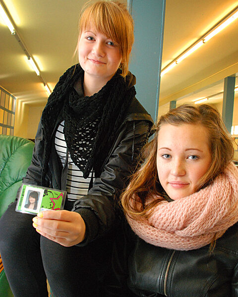 Ida Valtonen näyttää tuoretta nuokkarikorttia. Saara Savolainen arvelee, että kortille olisi käyttä etenkin, jos olisi usein asiaa Salon keskustan nuorisotiloihin.