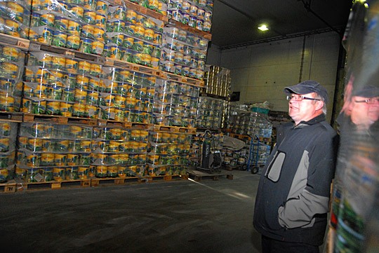 Vesa Siposen vieressä nousee korkeuksiin osa vuoden säilyketuotannosta.