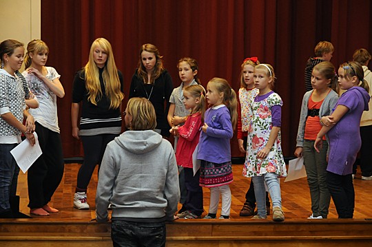 Ehdokkaita Trappin lapsiksi haettiin Kivassa maanantaina. Perniöläisistä mukana Aino Peltonen (toinen vas), jonon kärjessä Taika Butters ja oikealla Anni Salomaa sekä Ulla-Riikka Poutanen.