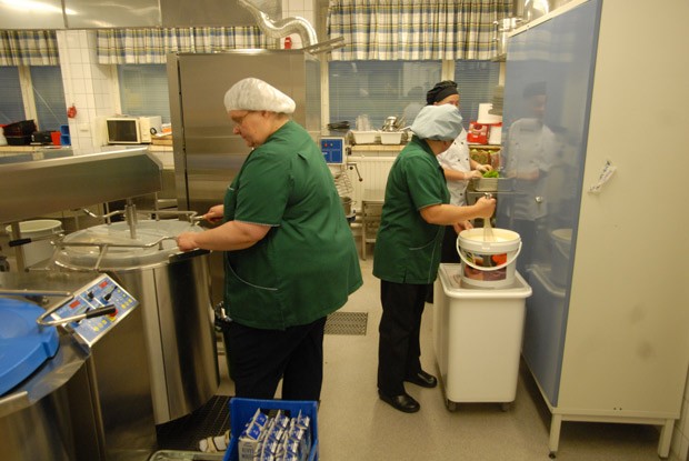 Pirkko hotia raottaa kattilan kantta.