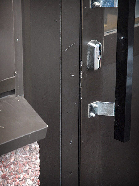 Metalliseen oveen jäi murtajien sorkkaraudasta vain pienet jäljet.