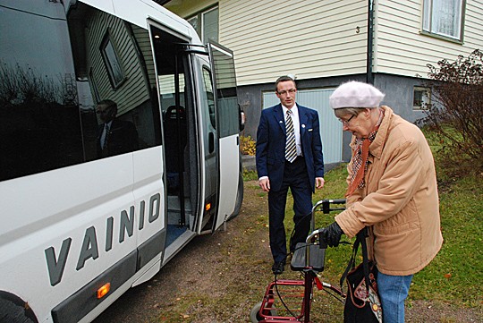 Sami Peltonen haki Eija Virtasen kyytiin ihan kotitalon nurkalta.