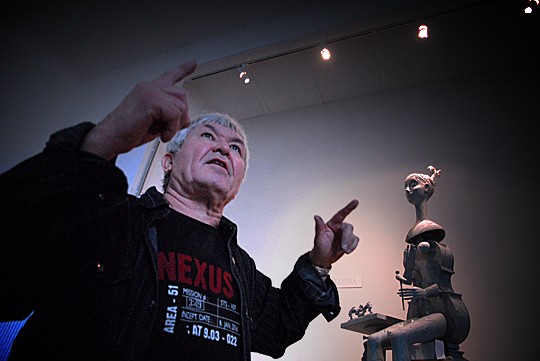 Rafael Saifulinin takana, entisen elokuvateatterin lavalla on tekeillä oleva Melodia.