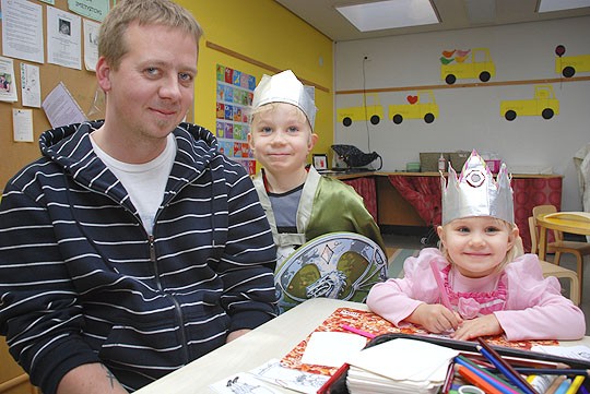 Jani Ketonen oli sunnuntaina Niklaksen ja Kaislan kanssa prinssi- ja priinsessapäivässä . Asut olivat asianmukaiset.