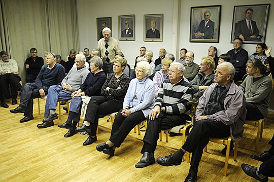 Olli Saarela (seisomassa) esitti kunnantalon ostamista erillisen kiinteistöyhtiön lukuun.