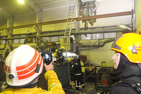 Palolaitos varmisti lämpökameralla, että seinää on avattu riittävästi.