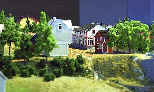 Pienoismalli on enää pientä viimeistelyä vaillle: Osuuskauppa tarvitsee raput ja tien halkeama hiekoitetaan umpeen. Kuva Marco Planting.