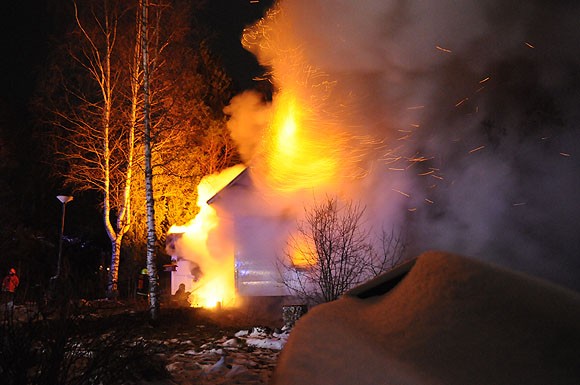 Puinen omakotitalo paloi kauttaaltaan.