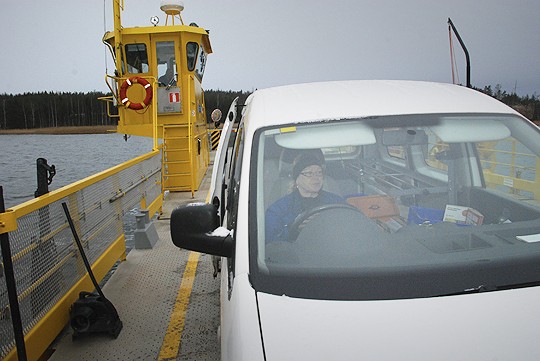 Anita Kivineva ja postiauto ovat Petun lossilla jokapäiväinen vieras.