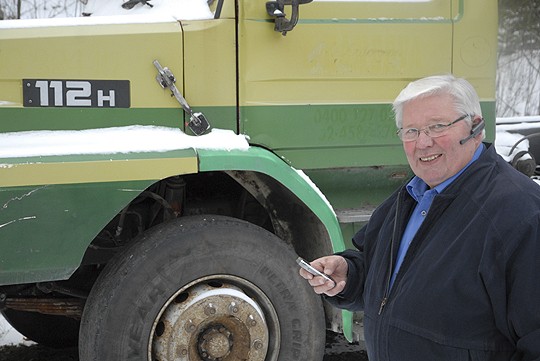 Tauno Kanervan pihassa odottaa entisöintiä vuoden 1986 Scania, sama auto jonka mies osti uutena, möi ja hankki takaisin itselleen vastikään.