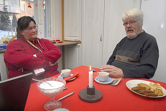 Tiina ja Jukka Pukkilan arki käynnistyy hiljalleen uudestaan. Jukka Pukkilan edessä pöydällä on yksi harvoista pelastuneista valokuvista.