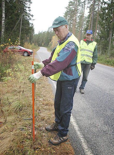 Perniön Sisun yksi yhteistyökumppani on Destia ja yksi tapa varainkeruuta aurauskeppien asennus. Toimessa Juhani ja Eilo Vuorisalo.